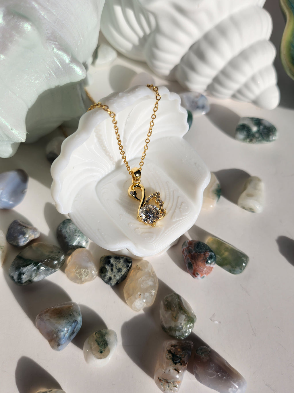 Close-up gold swan pendant 1ct VVS1 round brilliant moissanite claw set 18k gold S925 — Byrall