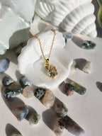 Close-up gold swan pendant 1ct VVS1 round brilliant moissanite claw set 18k gold S925 — Byrall