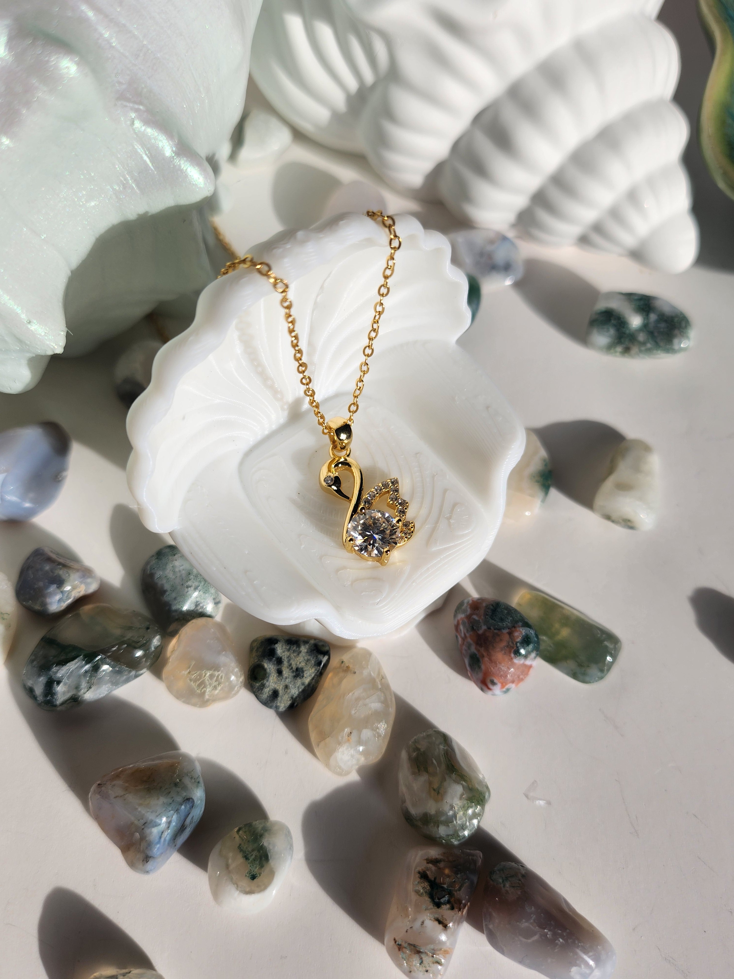 Close-up gold swan pendant 1ct VVS1 round brilliant moissanite claw set 18k gold S925 — Byrall